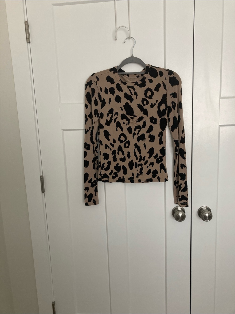 Women’s Long-Sleeve Leopard Crewneck Top - Tan/Black